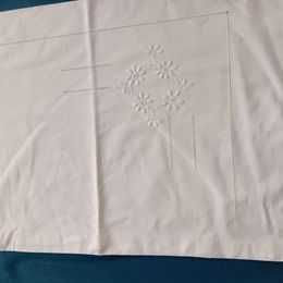 Fronha em linho bordada à mão