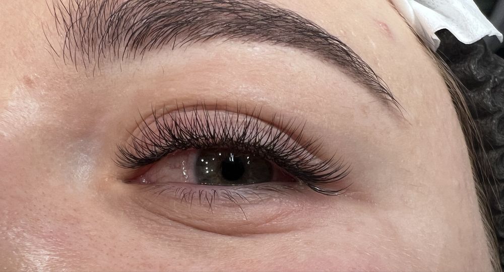 Нарощування вій та фарбування брів