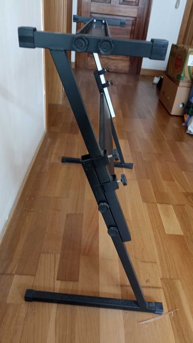 Suporte Estante Stand em Z para Teclados Eletrônicos / Pianos Digitais