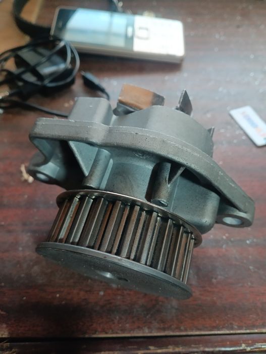 Помпа golf 4 1.4 двигун