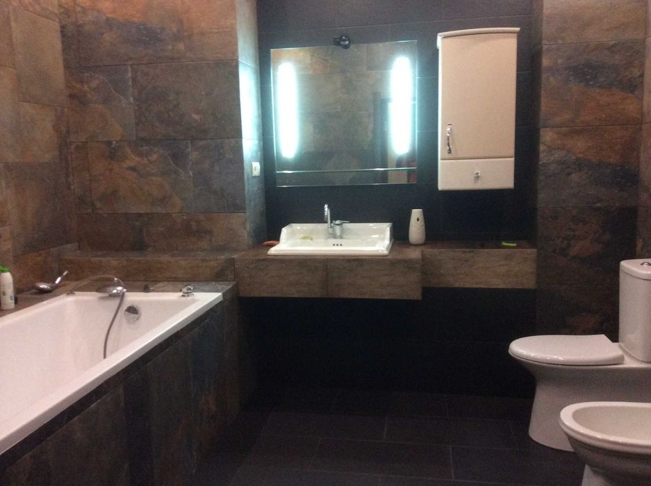 Продам 2 єт. дом 350 кв.м. в г.Вішгороде,микрорайон Дедовица