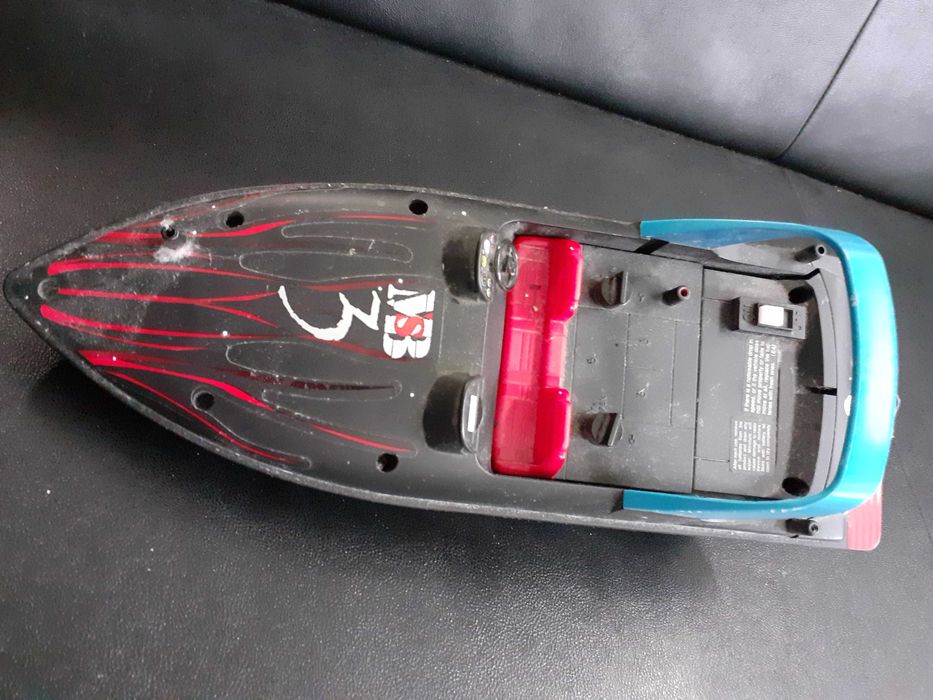 Barco telecomandado sem comando
