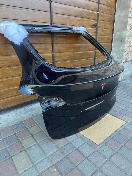 Кришка багажника tesla model Y під фарбування
