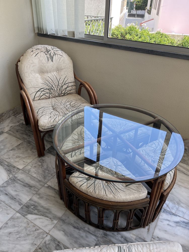 Conjunto mesa e poltronas
