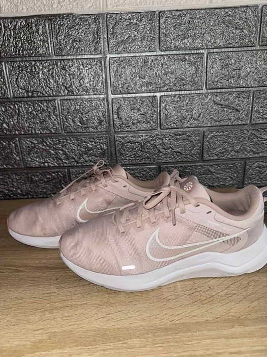 Рожеві кросівки. Жіночі Nike