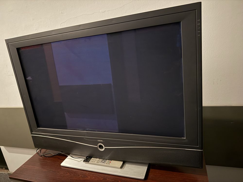 Telewizor Loewe z pilotem