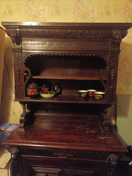 Антикварний буфет з різьбленням (оригінал)