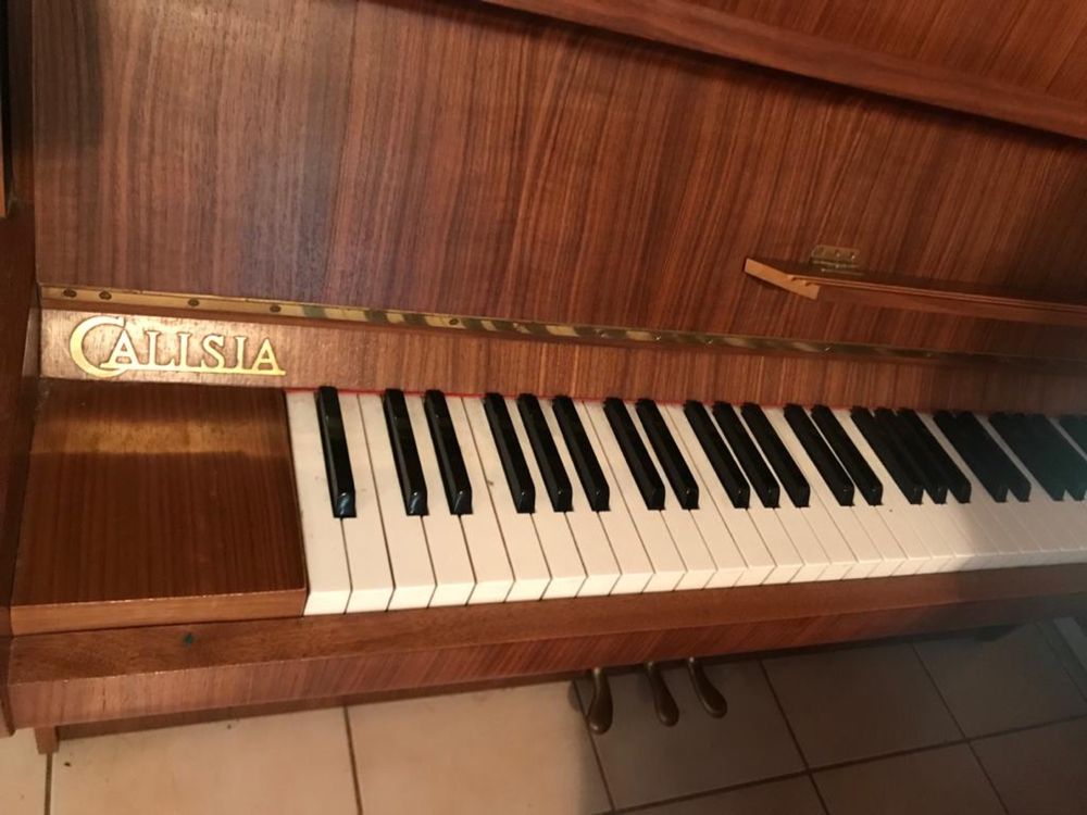 Brązowe pianino Calisia