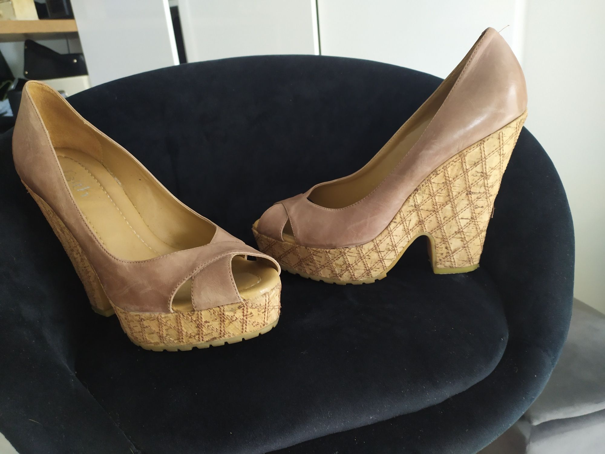 Buty na koturnie sandały pełne