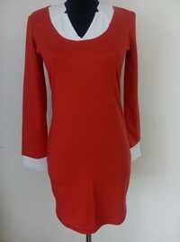 Красное платье с длинным рукавом