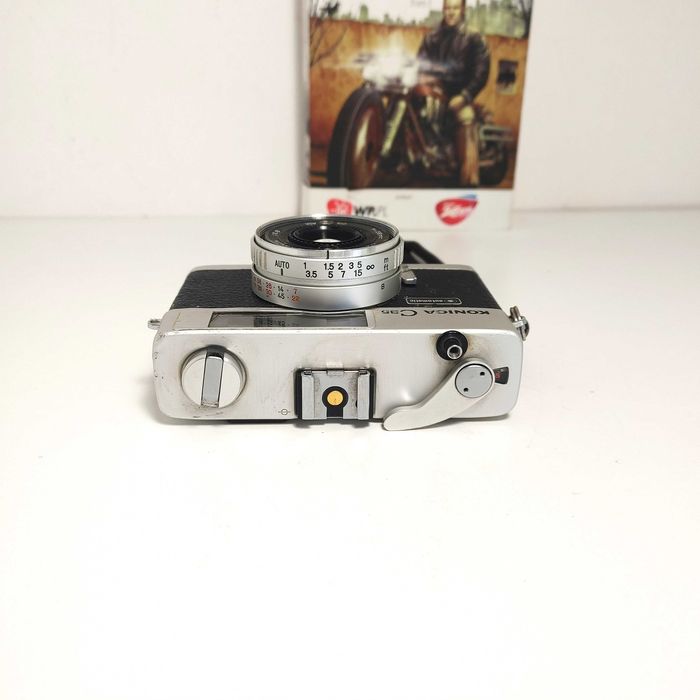 Analogowy kompaktowy Dalmierz KONICA C35 Automatic 1971 r SREBRNA