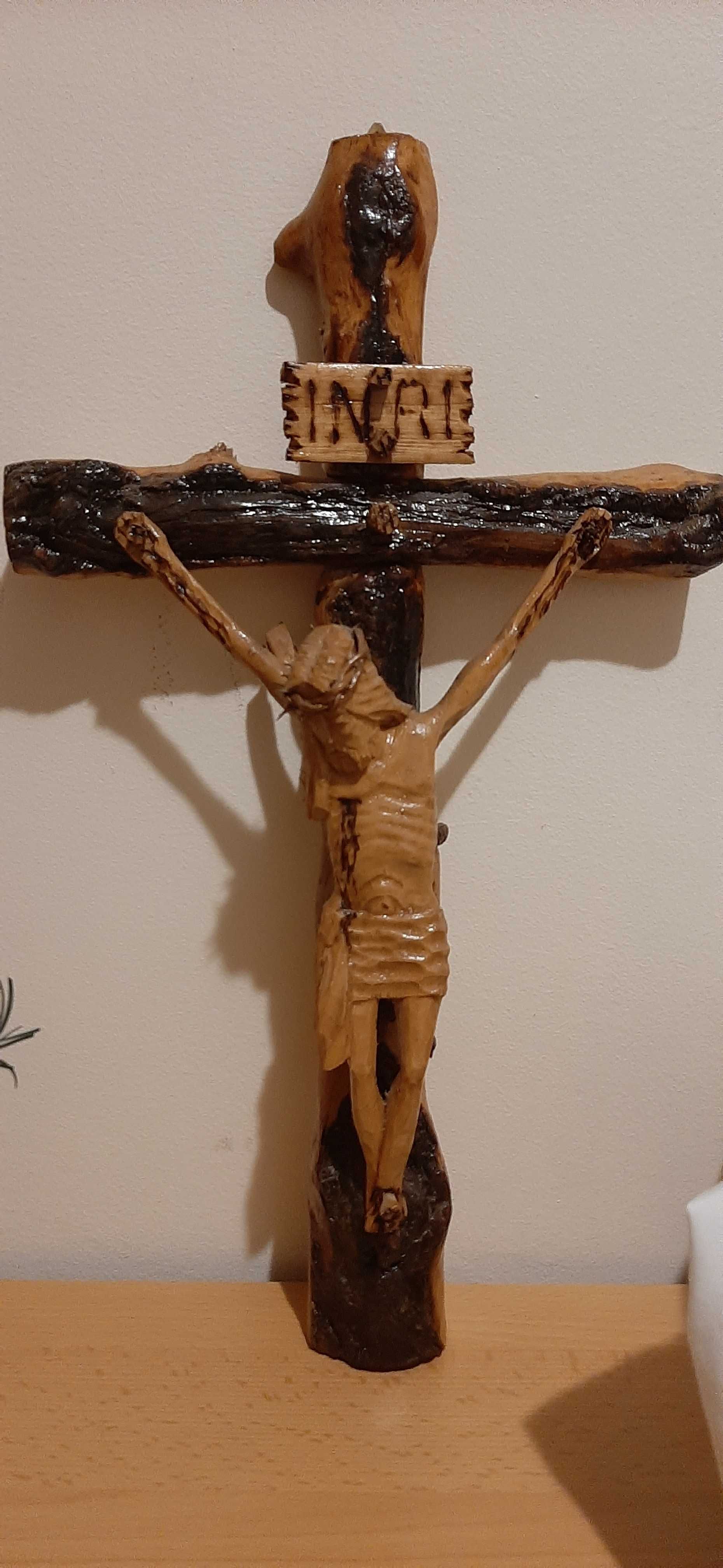 Krzyż drewniany rzeźbiony na ścianę