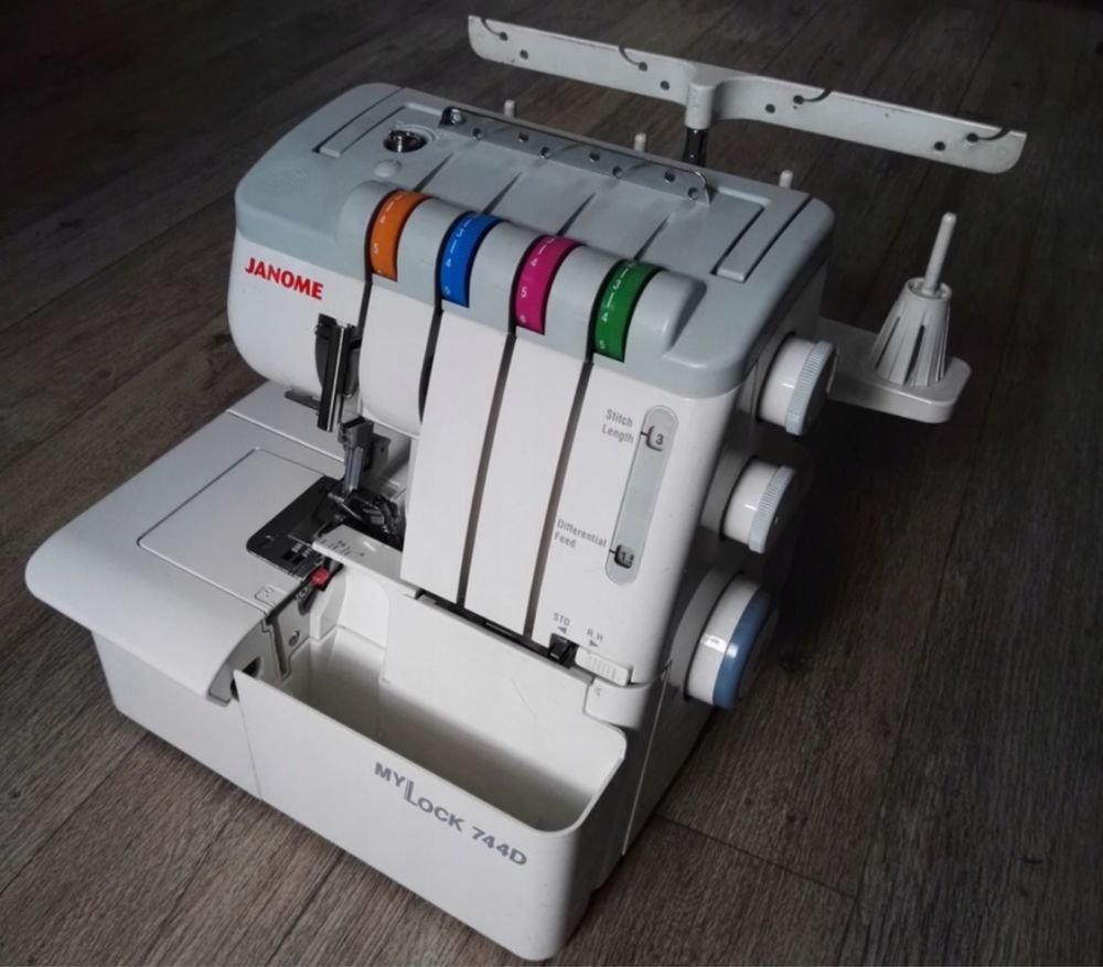 Jak NOWY Overlock Janome 744D