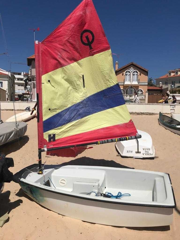 Barco à vela Optimist