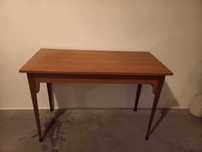 Mesa com prateleira