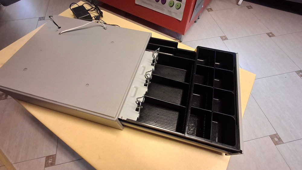 Szuflada na pieniądze otwierana impulsem z kasy z zasilaczem