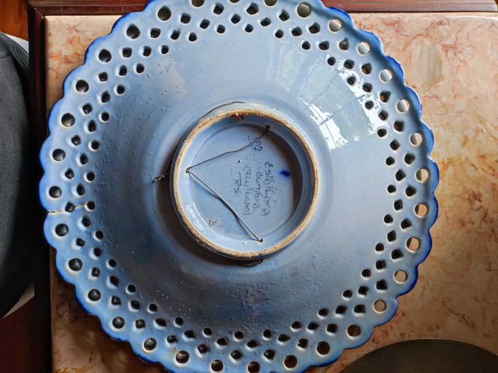 Taça antiga em loiça de Alcobaça