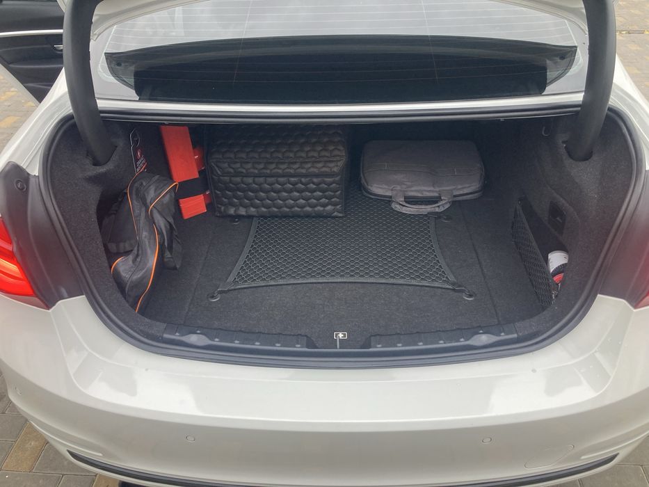 BMW 330E плагін гібрид