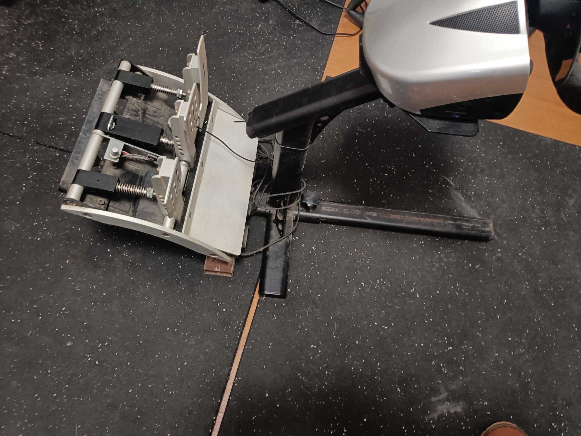 Playseat com volante e pedais fanatec estragado