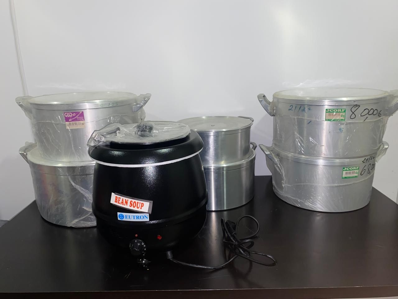 Vende se 3. Buffet completo, com louças, caçarolas, supera elétrica.