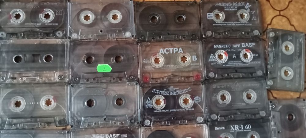музичні аудіо касети з 90х років.аудиокассеты.
