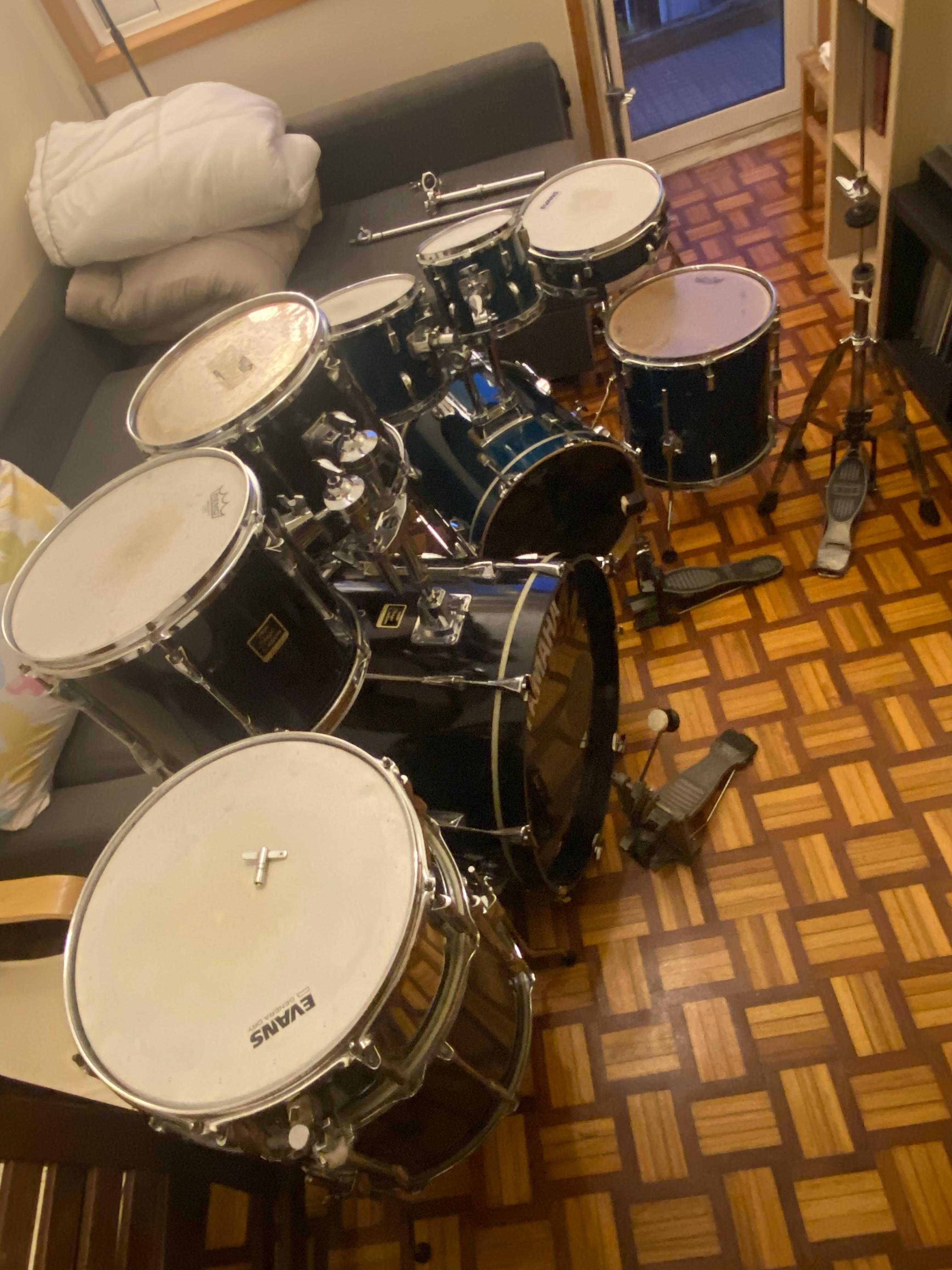 Conjunto Yamaha Stage Custom + Bateria compacta infantil