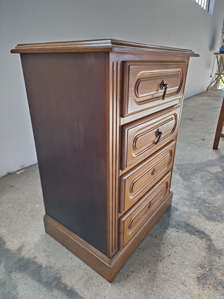 Quarto castanho com colchão