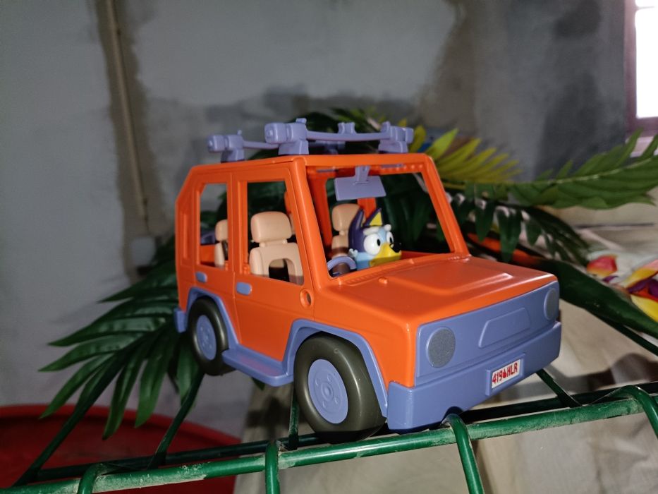 Carrinho e figura da Bluey