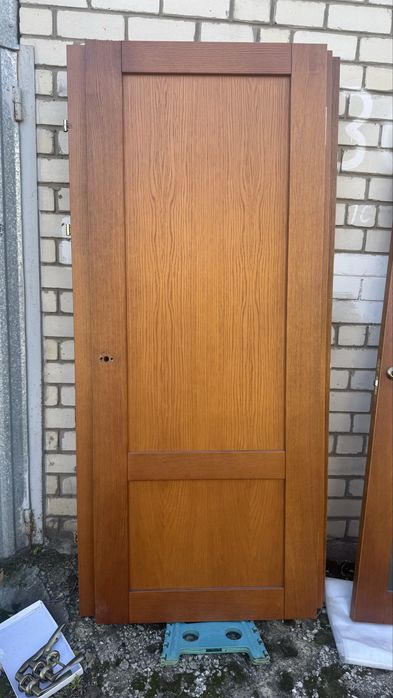 Дверь межкомнатная из натурального дерева с ручкой замком и петлями