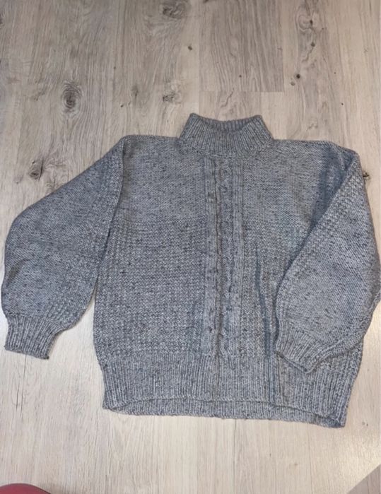 Szary sweter z golfem