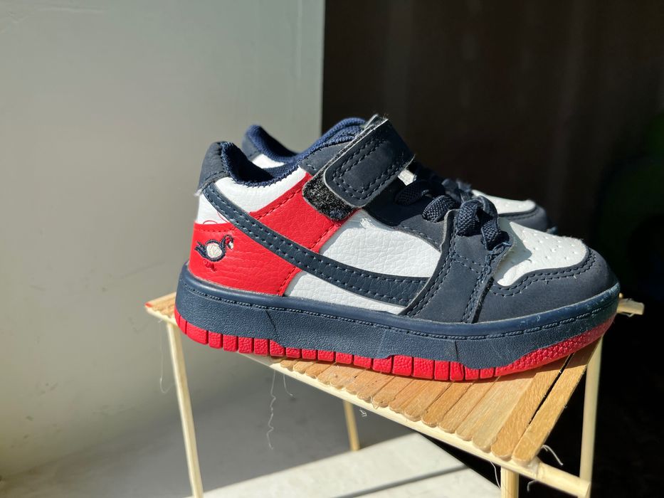 Кросівки дитячі .