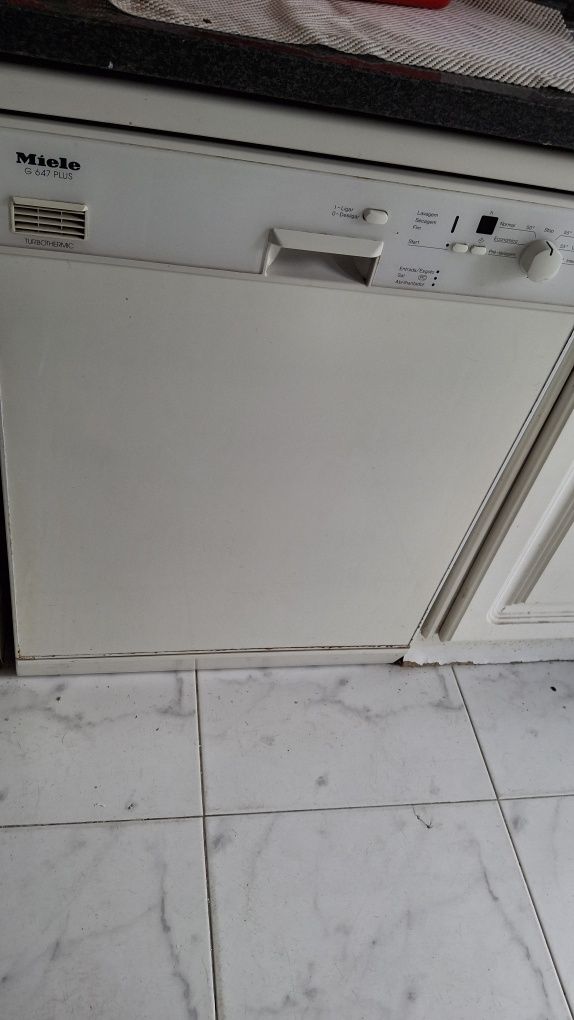 Máquina de loiça Miele em Lisboa.