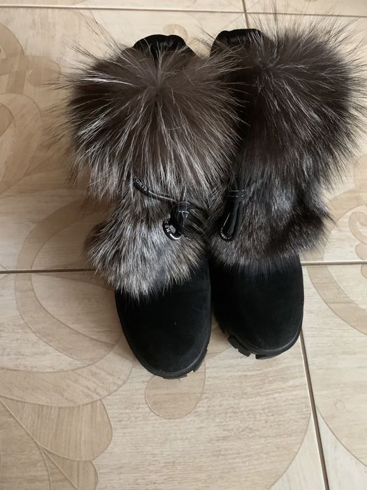 Продам комплект: жилетка песец и ботинки натуральные  с песцом