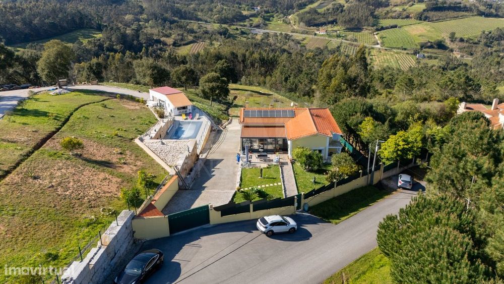 Moradia com 13.470m² de Terreno e Vista para a Montanha no Carvalha...