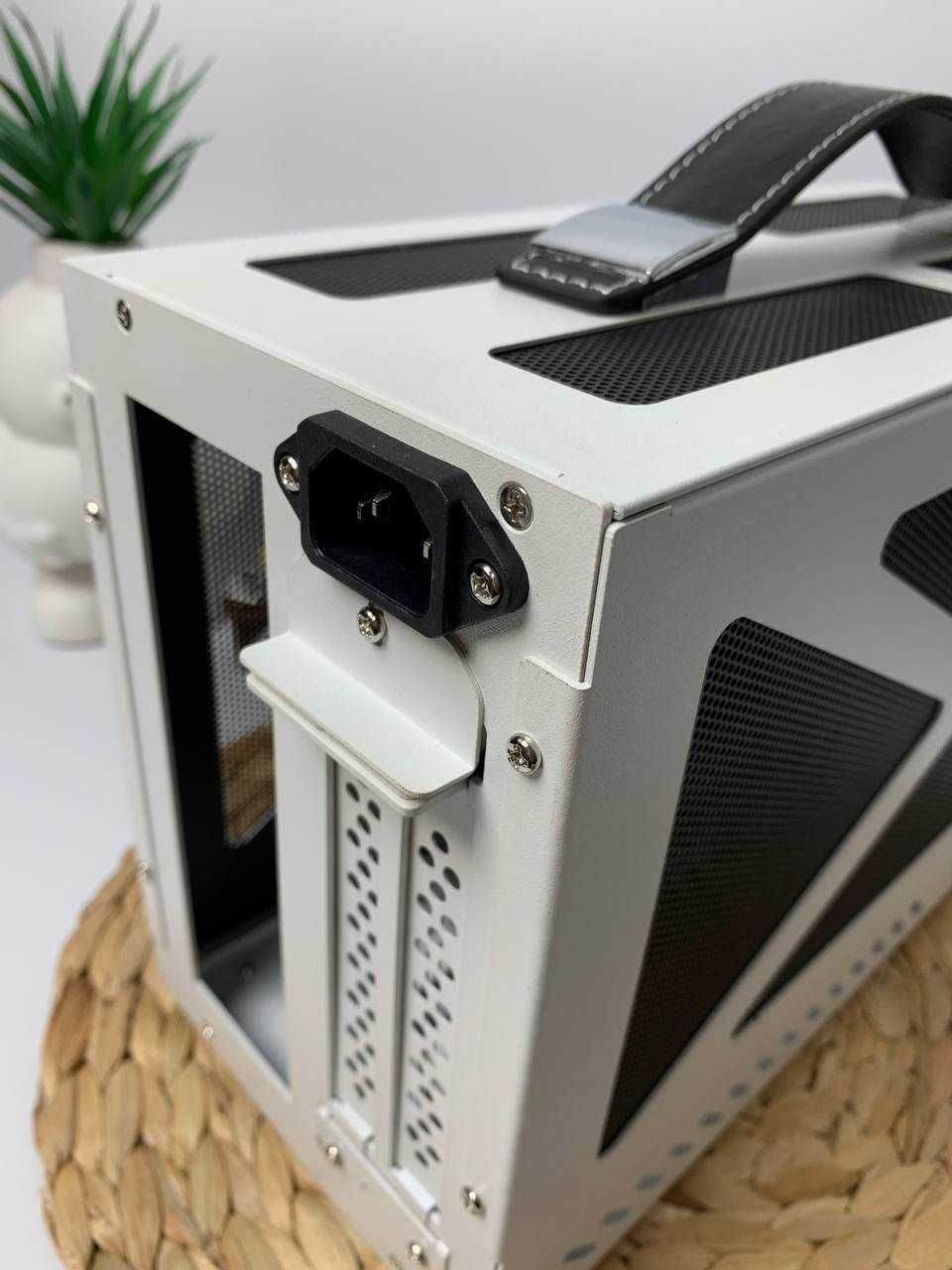 ДУЖЕ КОМПАКТНИЙ корпус для ПК формату Mini- ITX