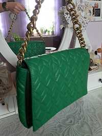 Zielona torebka ze złotym łańcuchem