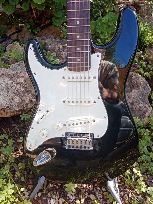 SQUIER Left Hand Standard Stratocaster  Electric Guitar / Guitarra
