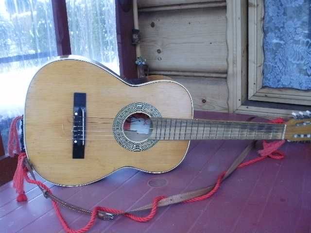 Gitara klasyczną , akustyczną , bardzo ładnie brzmiąca