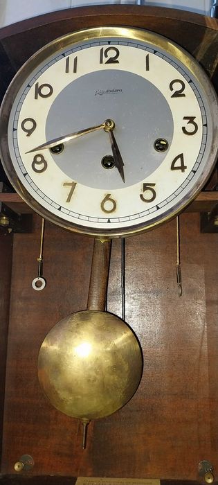 Relógio antigo a funcionar