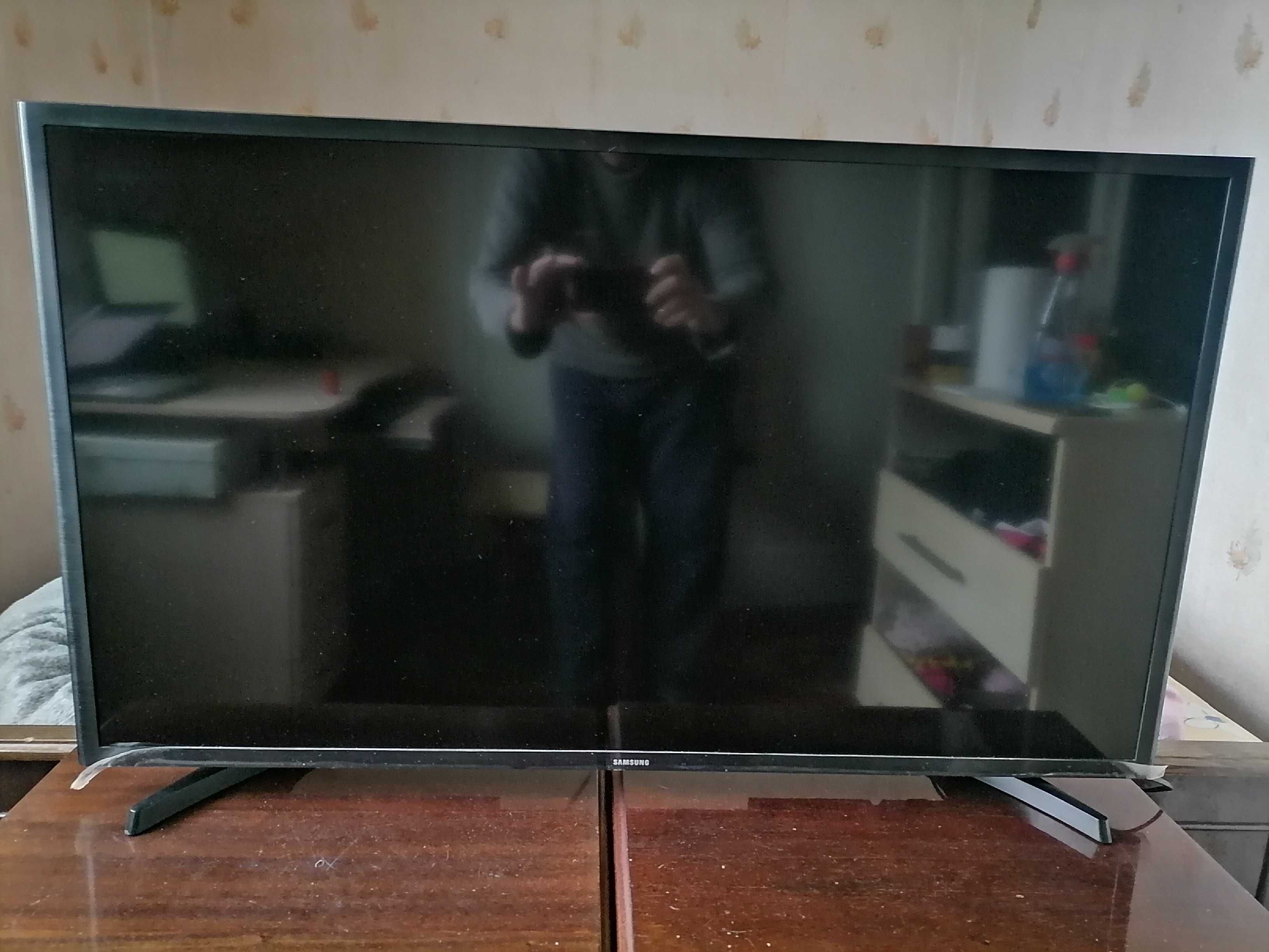 Телевизор Samsung UE40 Smart TV  (102см)