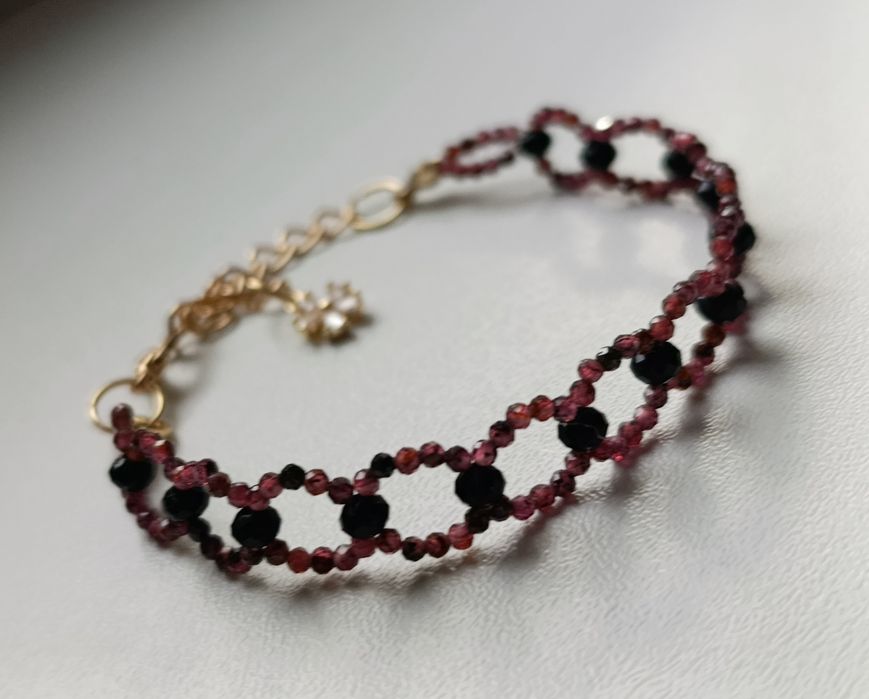 Ażurowa bransoletka z granatem