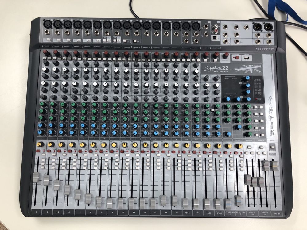 Soundcraft  Signature 22