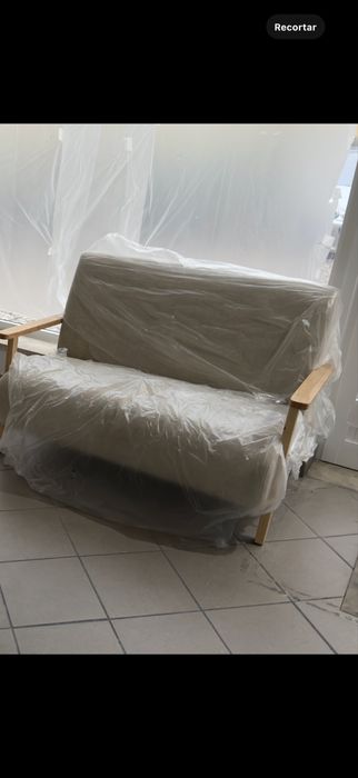 Sofás beje com apoios em madeira