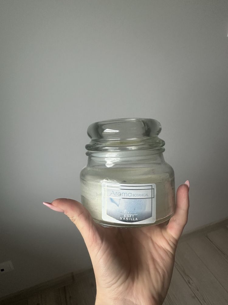 Świeca waniliowa w szklanym pojemniku z wieczkiem