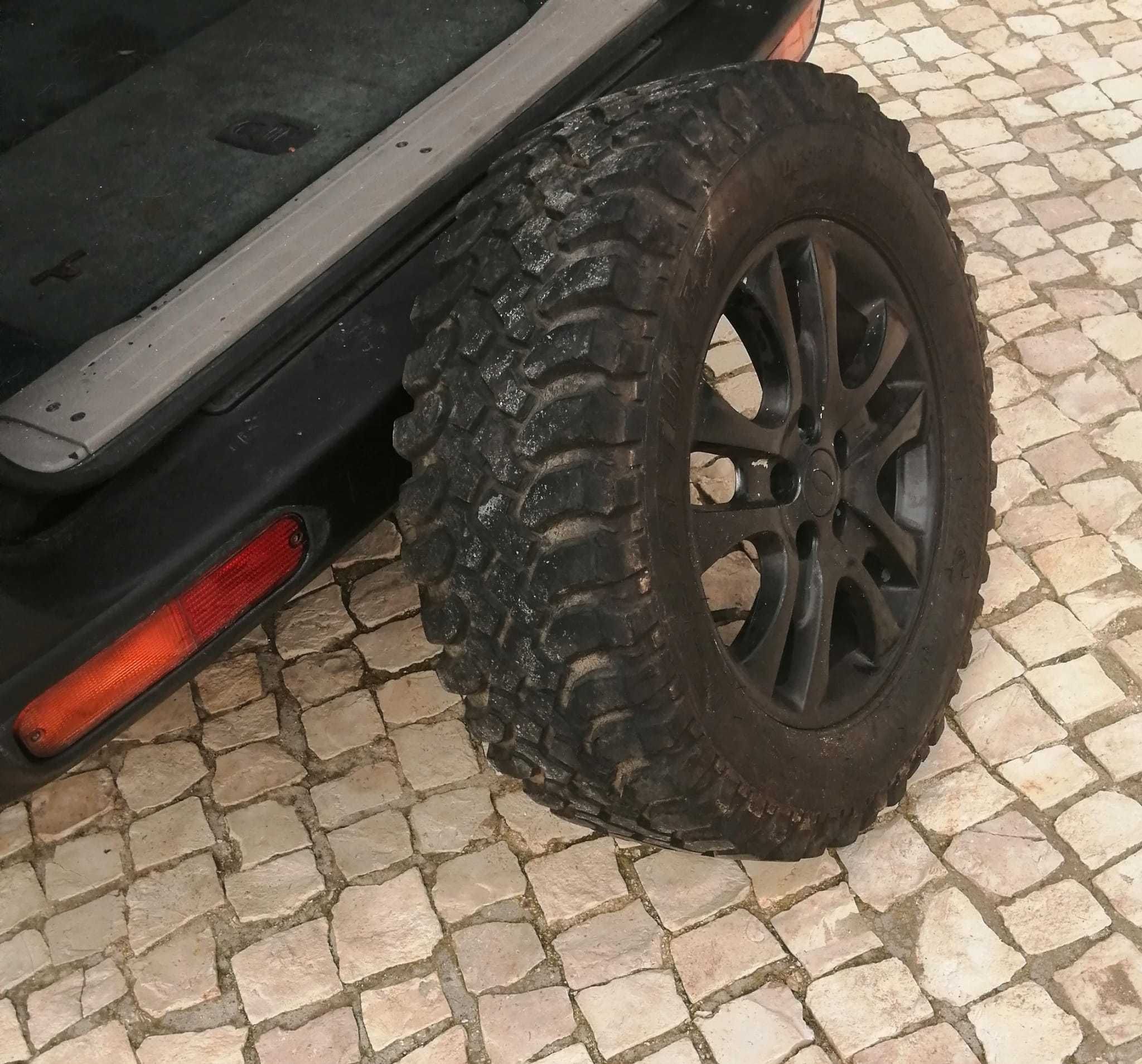 Pneus todo o terreno em ótimo estado