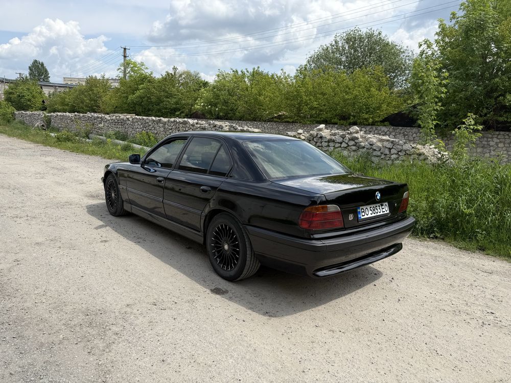 BMW 7 e38 Чорна газ бензин