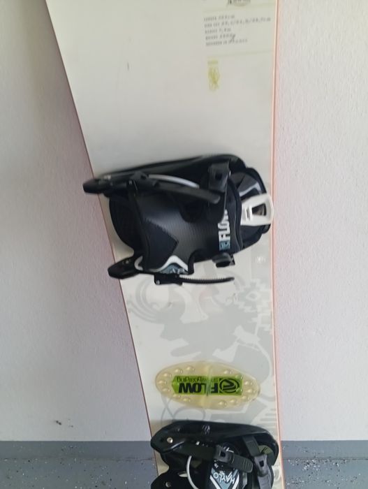 Deska snowboardowa quechua 154 wiązania flow snowboard Burton komplet