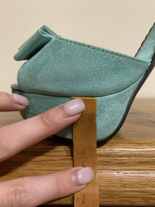 Босоніжки на підборах