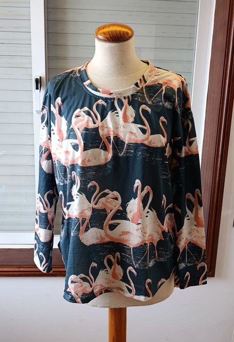 Blusa padrão cegonhas - Novo

- Tamanho: M

Os portes são a cargo do c