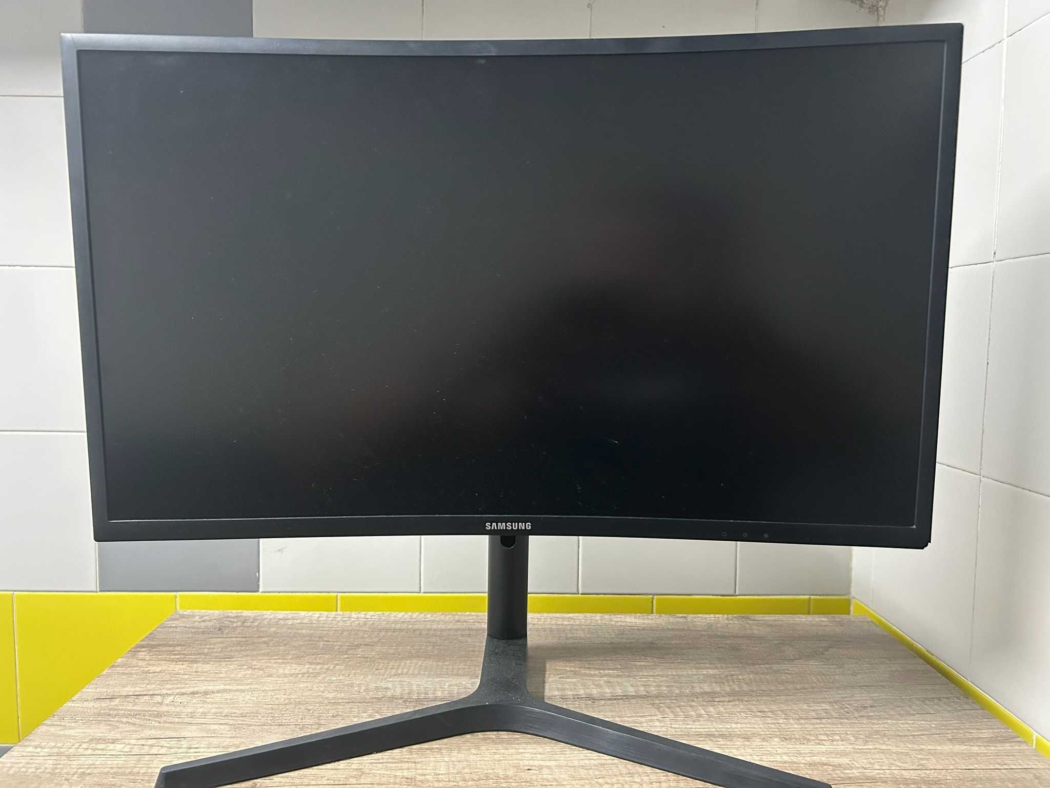 Monitor Samsung Curvo 27” – Modelo C27FG73FQU